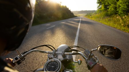 Assurance moto en ligne vs assurance traditionnelle : que choisir pour son deux-roues ?